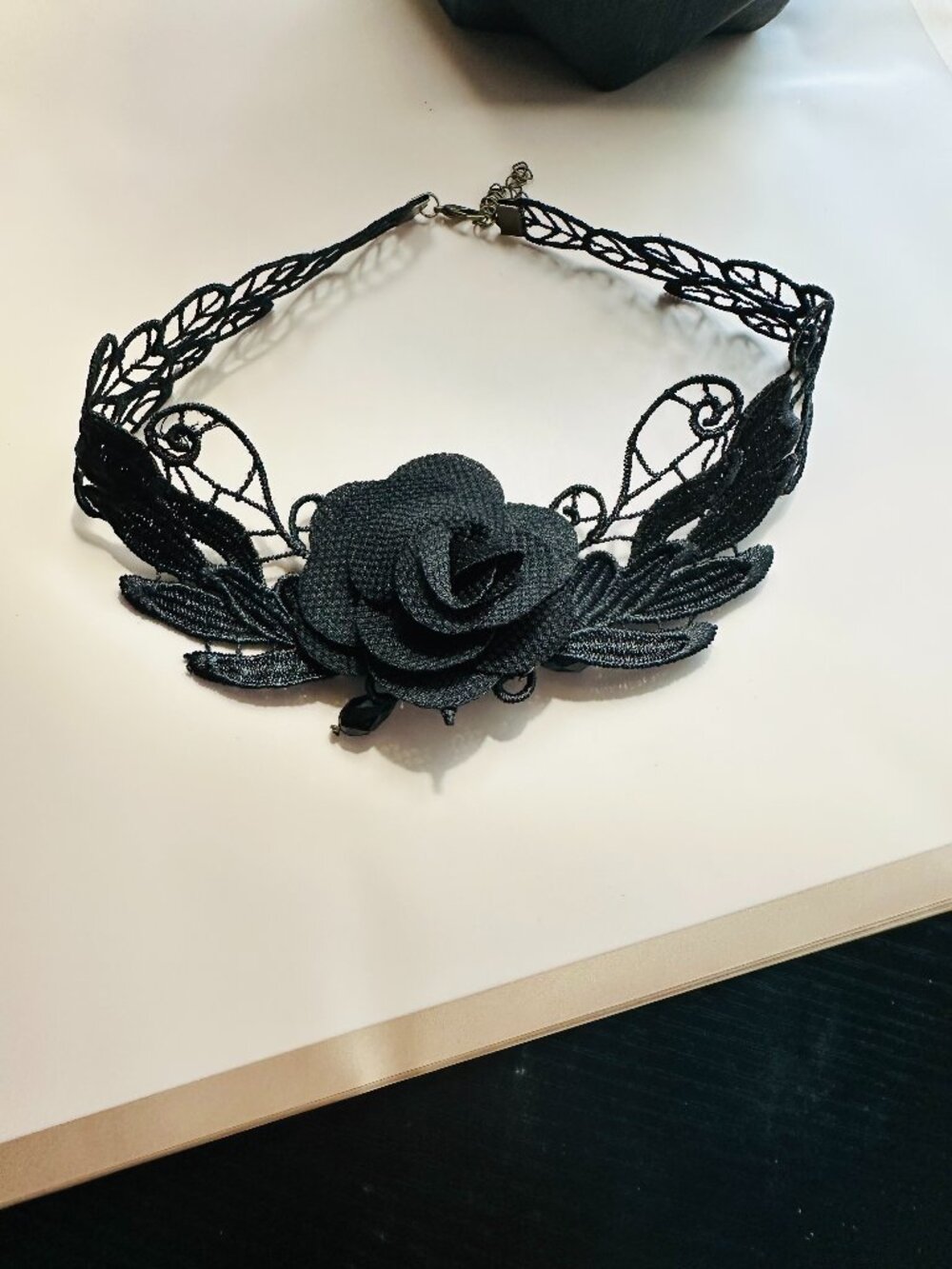 ✨ Romantic Black Lace Rose Choker – Gothic Glam Statement Necklace ✨ - Picture 1 of 3